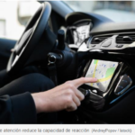 La DGT advierte de cuatro distracciones al volante que van más allá del uso del móvil