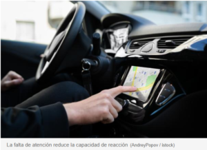 La DGT advierte de cuatro distracciones al volante que van más allá del uso del móvil