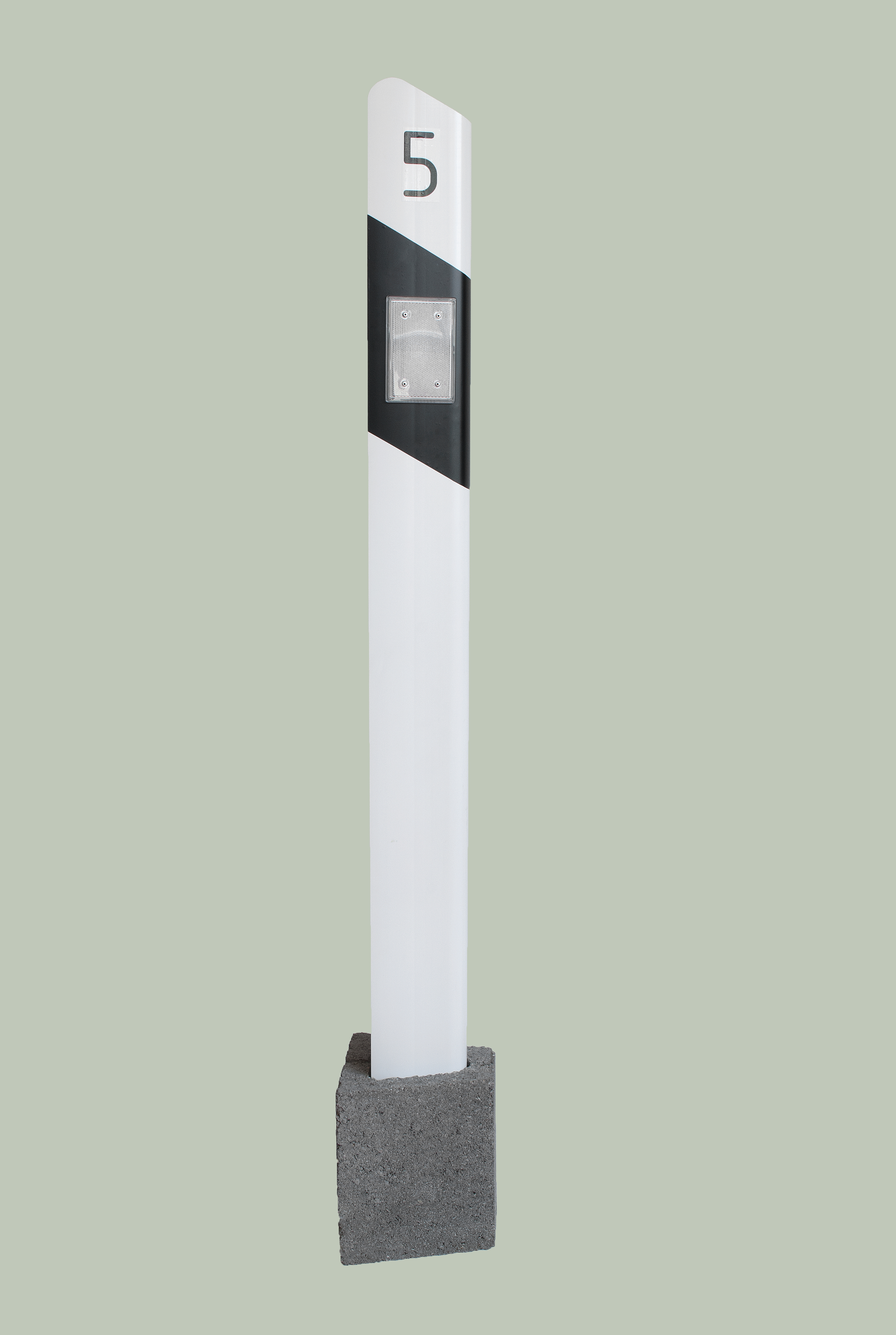Conventional road edge delineator signpost. 1550 mm catadioptric